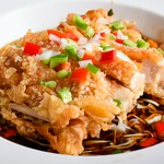 葱・ピータン・玉ねぎなど素材たっぷりのソースが特徴です。