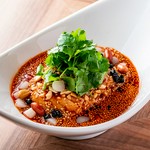 青蓮名物鶏もも肉の柔らかなよだれ鶏。油控えめ。よだれが出るほど美味しい。黒酢の芳醇な風味・胡麻。蜂蜜のコクがあるソース。
