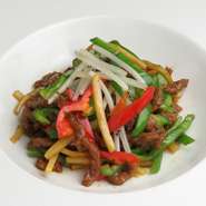 牛肉または豚肉の細切りとタケノコが入った定番。