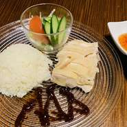 柔らか鶏もも肉を赤・黒・黄の三種のタレでいただくシンガポールスタイル。ジャスミン米が売り切れの場合は白いご飯（110円引き）になります。ジャスミン米大盛りプラス110円。