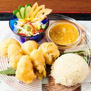 軽く揚げた海老と牡蠣の唐揚げと、海老味噌カレーが良く合います。ジャスミン米が売り切れの場合は白いご飯（110円引き）になります。ジャスミン米大盛りプラス110円。