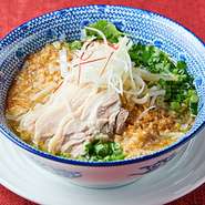 鶏の香りが効いたやさしい味わい。フォーを使用。