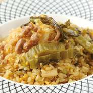 たっぷりの高菜漬けを使用した味わい深い炒飯です。