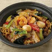 野菜、肉、海鮮とバランスよく摂れる醤油ベースのあんかけ焼きそば。