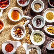 有名な料理長が試作に試作を重ねたこだわりの料理の数々をご用意しております。仕込みやソースには中華スパイスを使用しているため、他では味わえないイタリア料理をお楽しみいただけます。