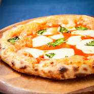 ピッツァ専用の窯高温で一気に焼き上げるので、お店でしか味わえないもちもちの食感の焼きたてピッツァをぜひご堪能いただけます。