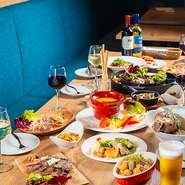 同窓会、サークルの会食、お誕生日会などにオススメ。コースの料理はイタリアンと中華料理どちらもお愉しみいただけます。貸切は平日30名様、土日祝20名様から、無料でプロジェクターも貸し出しております。