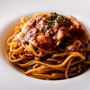 麻辣醤の辛味がアクセントのミートソース＋チャーシュー。Pasta coated with minced pork.Tomato and potherb sauce.　　
