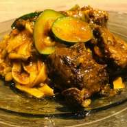 口の中でとろけるくらいまで煮込んだ牛肉とミートソースが絡んだChinese Styleな一品です。サラダ・スープ付き、本日の前菜又はデザートのセット1500円