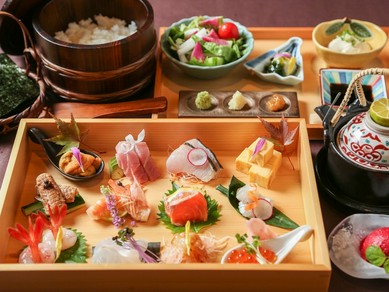 自分で巻くスタイルも大人気『三国海鮮手巻き寿司』
