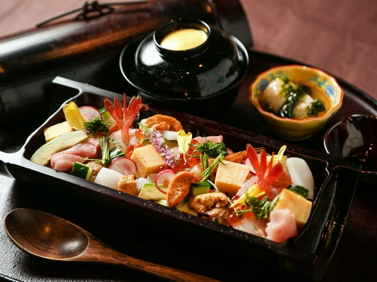 素敵な器で味わう。とっても豪華な『三国海鮮ばらちらし』