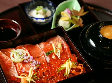 上品な脂のノリが自慢。ブランドサーモン『福井サーモンの玉手箱』