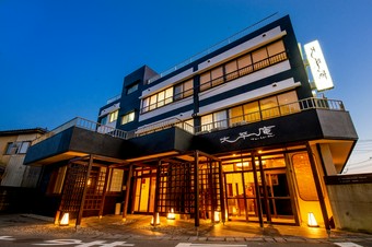 温泉と料理を満喫できる、夕日の見える海鮮宿