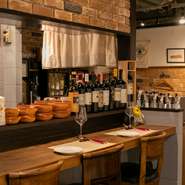 店内は白い壁とレンガが印象的な、くつろげる空間。素材の持つおいしさを活かした料理を味わいながら、気軽なデートが楽しめます。記念日にも普段使いにもオススメです。