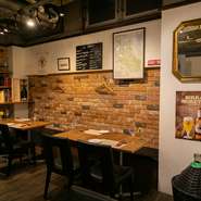 店内はオシャレなレンガ調で、温かみがあり落ち着きのある空間です。レトロな印象の間接照明と、木目が美しいテーブル席。ゆったりとした雰囲気で食事が楽しめます。