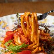 トスカーナ地方の郷土料理で、ニンニクを効かせたトマトソースと、うどんのようなもっちりした手打ちパスタの組み合わせ。ソムリエ資格を持つシェフオススメのワインを飲みながら食べるのも粋なものです。
