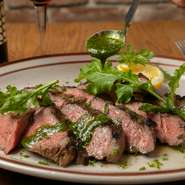 赤身と脂肪のバランスがとれた、キメが細かく柔らかな肉質が特徴の「牛肩ロース」を、豪快に焼き上げた逸品。200gから用意されています。ほどよい噛み応えと牛肉らしい濃厚な風味を賞味あれ。