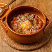 日本で最も歴史のあるブランド和牛である「近江牛」。そのホルモンを使用した温っか煮込み料理です。近江牛のトリッパと、ひよこ豆のトマト煮込み、トスカーナ州の街シエナ風。
