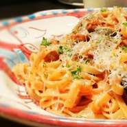 パスタもビステッカも食べたい！の声に
お二人様でシェアのコースでお楽しみいただけます。

季節のスープ・フォカッチャ
サラダ・イタリアオムレツフリッタータ
今週のパスタ
牛ビステッカ