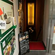 阪急烏丸駅から徒歩3分。地下の隠れ家的雰囲気のある、イタリア・トスカーナ料理の店が【LOCANDA SENESE】です。気さくなシェフが夫婦でもてなす、普段使いができるアットホームな一軒です。