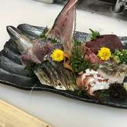 産地はその時によって違いますが季節の鮮魚を単品から盛り合わせまで承ります。盛り合わせは1500円から承ります。