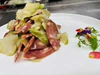 鶏あしの紹興酒漬け　880
よだれ鶏　1380
生ザーサイと広東腸詰和え　1180
醤牛肉　1680
えびの強火揚げ　1280
燻魚　1380
香菜干細　880
くらげの黒酢和え　1180
そら豆の上海パテ　1080
皮蛋豆腐　880