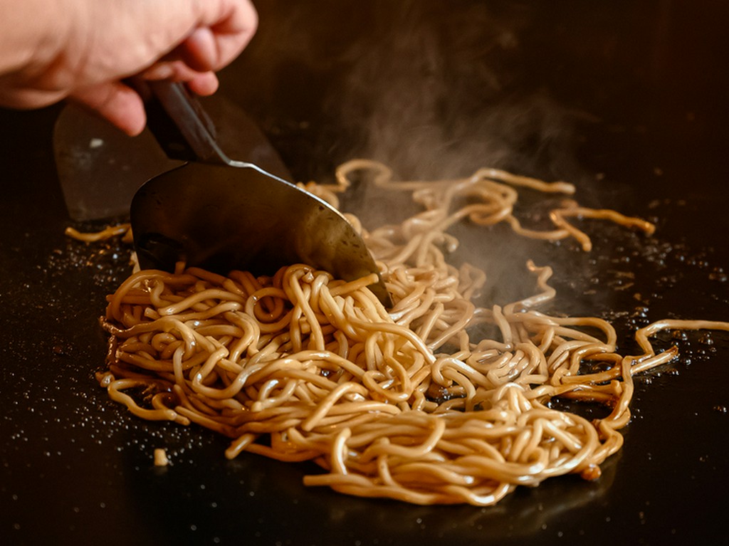 経験豊富な料理人による“屋台メシ”を、のんびり楽しめる一軒