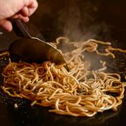 経験豊富な料理人が1つひとつの要素にこだわって手掛けた、焼きそば・お好み焼きを楽しめるお店。料理人ならではのこだわりが詰まった“屋台メシ”を屋内でのんびり楽しめるお店です。