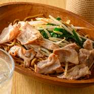 揚げ玉の豊かな風味を纏ったソース焼きそば。揚げ玉を崩し馴染ませながら焼き上げることで、魚介の旨みが麺・野菜と程よく絡まります。定番のソースから、カレー・オムそばといったバリエーションも楽しい逸品です。
