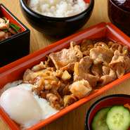 定食は小鉢・味噌汁・ご飯（おかわり自由）・一口焼きそばがセットになります。また、すべてのメニューに温泉玉子が付きます。紅生姜・青のり・マヨネーズが必要な方はスタッフまでお声がけください。