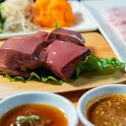 九州産の黒毛和牛肉や鹿児島県産の黒豚、熟成肉が自慢。地元農家から届く季節の旬食材や、市場に出回らない希少な野菜もあります。自家製タレはお肉の状態に合わせて調合を変えるなど、細部にまでこだわっています。