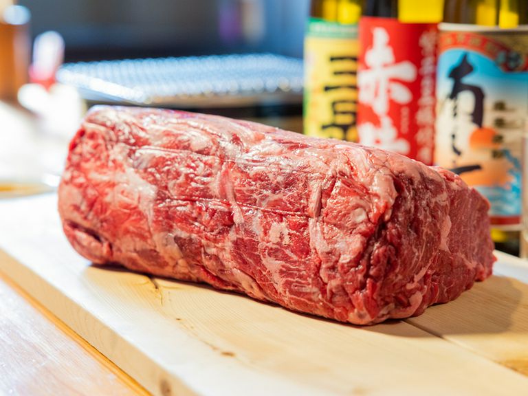 好みの厚さにカットしてくれるのが嬉しい『赤身ロース』