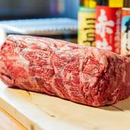 オーダーカットにも対応。薄くカットして通常の焼肉として食すことはもちろん、分厚くカットすればステーキにもできます。塩でシンプルにいただくと、お肉そのもののおいしさを味わえます。
