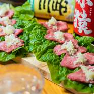 リピーターが多く、売り切れ必至の一皿。サッと焼いたら、ポン酢につけていただきます。あっさりとした味わいと、タンのコリコリとした歯応えがクセになります。※写真はイメージです