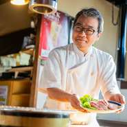 「焼肉は焼き加減がとても大切なんです」と語る柊田さん。ゲストが快適に過ごせるよう気を配りながら、一番おいしい状態でお肉を食せるよう、声かけも積極的に行っています。