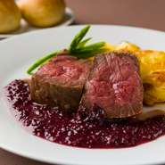 脂身が少なく牛本来の味をしっかり味わえる牛モモ肉をゆっくりフライパンで焼いた後、オーブンにかけております。シンプルな赤ワインソースでお召し上がりください。