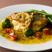 皮面をしっかり焼きパリパリに、身はふんわり柔らかく焼きました。ソースは酸味のあるレモンとトマトに加え、アーモンドスライス、パセリまで加えた焦がしバターソースになります。パンに付けても美味しいです。