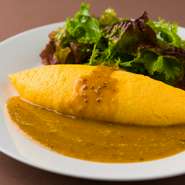 中身がふんわりでシェフが1つずつ仕上げております。ありそうでない、シンプルで飽きないオムレツになっております。※時期によっては、旬の食材を合わせたソースが付いたり、中身に具が入る場合が御座います。