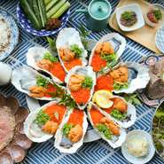 眼にも豪華なメニューが多数！名物の炙り焼きや茹でタン、三陸牡蠣はもちろんイクラや雲丹といった海鮮をふんだんに使った豪華海鮮料理もご用意！黒毛和牛を使った贅沢肉寿司で豪華宴会をお楽しみいただけます。