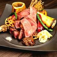 黒毛和牛の肉を焼肉よりも手軽に味わうことができるカルパッチョ。目にも美味しい肉カルパッチョ。