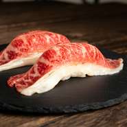 ワインや焼酎とも相性抜群な肉寿司。わずかに炙られた和牛トロの香ばしさを温かいシャリとともに口の中でほどける幸せをお楽しみください。