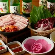 燻製サムギョプサル＋ネギサラダ＋サンチュセット／ジューシーな豚肉と新鮮な野菜をたっぷり堪能できる、韓国グルメの定番メニューです。余分な脂が落ちるのでヘルシーなのも魅力。お酒が進むおいしさです。