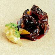 香味野菜とともに長時間煮込んだ高砂牛ブリスケットに、冬に甘みを増す
根セロリを合わせました。北海道の冬を思わせる旨味と深みを、穏やかな
香りで包み込んだ一皿です。