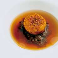 蝦夷鹿の旨みを凝縮した澄んだコンソメに海老のクネルを浮かべました。ジビエと甲殻という、エスコフィエの時代から受け継がれる伝統的な組み合わせを北海道らしく表現。シケレぺの香りをアクセントに添えました。