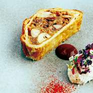 冬蟹の甘みと深いコク、鶏肉の豊かな旨味を一体にし、香ばしいパイで包み込みました。蟹のレムラードが冷製ならではの輪郭を与え、素材の持ち味を際立たせます。