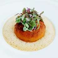 蟹、濃厚なチーズ、根菜を合わせ、外は香ばしく、中はやわらかな食感に仕上げたクロケット。
蟹みその深い旨味とほろ苦さを感じるムースリーヌにクレーム・ド・ビスクの泡を添え香りと余韻をふんわりと広げます。