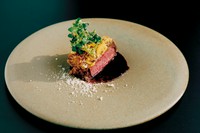 蝦夷鹿肉の周りに鹿肉のパルマンティエをまとわせ、パン粉焼きにしました。
香ばしさと奥行きが加わり、肉の旨みが一層際立ちます。積丹の野趣あふ
れる力強いハーブソースが、秋鹿の味わいを引き立て調和します。