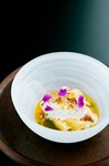 やさしい草の香りと甘みをもつ仔羊を余すことなく味わう一皿。ローストや煮
込みに異なるソースを纏わせ仔羊のコンソメに春の芳醇な薫りのモリーユ茸
を加えて仕上げました。香りと味わいの奥行きを重ねた一品です。