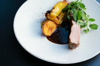 真狩産豚肉の代表格・ハーブ豚の肩ロースを、香草入りソミュール液に一晩以上漬け込み、低温でじっくり焼き上げました。柔らかく甘みのある肉に、相性抜群の付け合わせとソースを添えてお届けします。