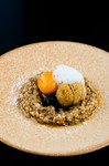 真狩産豚肉の代表格・ハーブ豚の肩ロースを、香草入りソミュール液に一晩以上漬け込み、低温でじっくり焼き上げました。柔らかく甘みのある肉に、相性抜群の付け合わせとソースを添えてお届けします。